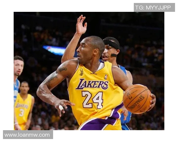 科比代表湖人队入选NBA名人堂，球迷热泪盈眶致敬传奇巨星